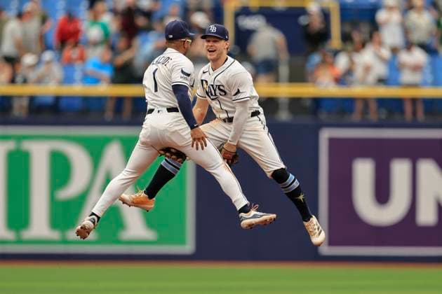 May 20, 2026, St. Petersburg, Florida, USA: Tampa Bay Rays infielders Richie Palacios (1) and Taylor Walls (6) celebrate the win after an MLB, Baseball Herren, USA game against the Baltimore Orioles on May 20, 2026 at Tropicana Field. The Rays beat the Orioles 5-3 and swept the series. St. Petersburg USA - ZUMAh180 20260520_zsp_h180_098 Copyright: xKimxHukarix