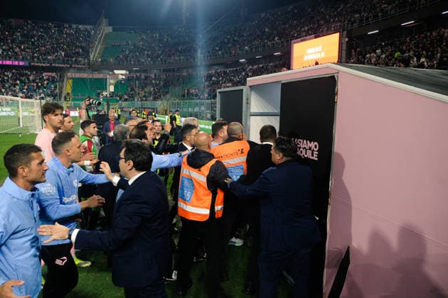 FOOTBALL - Serie B - Playoffs - Palermo FC vs US Catanzaro Photo by IPA ABACAPRESS.COM84918516 - Palermo, Italy, 20 May 2026. Renzo Barbera Stadium, Palermo vs Catanzaro, match valid for the return semi-final of the 2025 2026 Serie B Play-Offs. In the photo: brawl at the end of the match between Palermo and Catanzaro. Palermo Italy  Copyright: xIPAxSport ABACAx