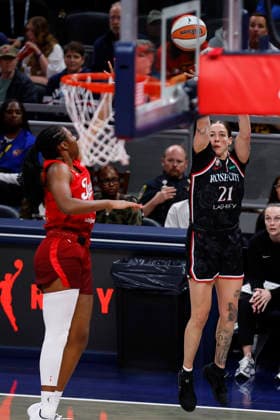 INDIANAPOLIS, IN - MAY 20: Portland Fire forward Emily Engstler (21) fires up her jump shot from the corner during the first half of play during a WNBA, Basketball Damen, USA game between the Portland Fire and the Indiana Fever on May 20, 20, 2026 at Gainbridge Fieldhouse, in Indianapolis, IN. (Photo by Jeffrey Brown Icon Sportswire) WNBA: MAY 20 Portland Fire at Indiana Fever EDITORIAL USE ONLY Icon052026002