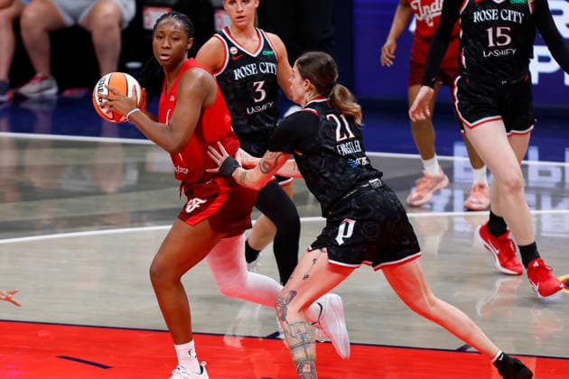INDIANAPOLIS, IN - MAY 20: Indiana Fever center-forward Aliyah Boston (7) looks to make a pass while defended by Portland Fire forward Emily Engstler (21) in the second half of play during a WNBA, Basketball Damen, USA game between the Portland Fire and the Indiana Fever on May 20, 20, 2026 at Gainbridge Fieldhouse, in Indianapolis, IN. (Photo by Jeffrey Brown Icon Sportswire) WNBA: MAY 20 Portland Fire at Indiana Fever EDITORIAL USE ONLY Icon052026019