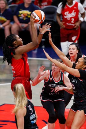INDIANAPOLIS, IN - MAY 20: Indiana Fever center-forward Aliyah Boston (7) knocks down her jump shot from the lane in the second half of play during a WNBA, Basketball Damen, USA game between the Portland Fire and the Indiana Fever on May 20, 20, 2026 at Gainbridge Fieldhouse, in Indianapolis, IN. (Photo by Jeffrey Brown Icon Sportswire) WNBA: MAY 20 Portland Fire at Indiana Fever EDITORIAL USE ONLY Icon052026020