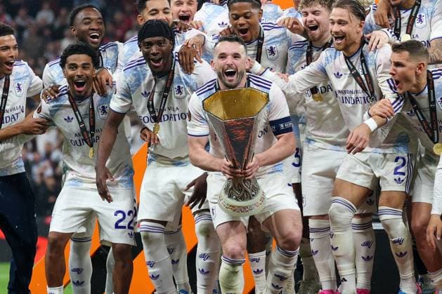 20.05.2026 - SOCCER - 2025-2026 UEFA EUROPA LEAGUE FINAL, SC Freiburg vs Aston Villa Aston Villa team lifting the trophy high above their heads on the podium in Istanbul as confetti rains down and ISTANBUL ISTANBUL, BESIKTAS PARK TÜPRAS STADIUM BESIKTAS PARK TÜPRAS STADIUM TÜRKIYE