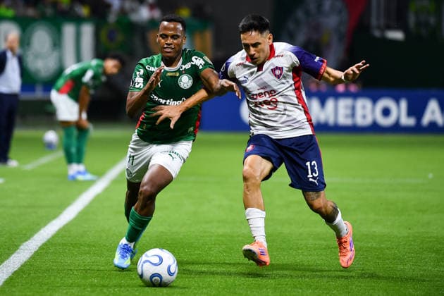 Palmeiras x Cerro Porteno SaO PAULO, SP - 20.05.2026: PALMEIRAS X CERRO PORTEnO - Jhon Arias from Palmeiras and Guilhermo from Cerro Porteno competing for the ball during the match between Palmeiras x Cerro Porteno, valid for the fifth round of the group stage of the Conmebol Libertadores 2026, this Wednesday (20), at Allianz Parque, (Nubank Parque) SP. (Photo: Roberto Casimiro Fotoarena) x2947488x  RobertoxCasimiro