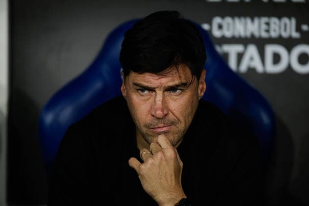 May 20, 2026, Rio De Janeiro, Rio De Janeiro, Brazil: RIO DE JANEIRO, BRAZIL - MAY 20: ALEXANDER MEDINA, Head Coach of Estudiantes, looks on during the match between Flamengo and Estudiantes as part of Copa CONMEBOL Libertadores at Maracana Stadium on May 20, 2026 in Rio de Janeiro, Brazil. Soccer - Copa CONMEBOL Libertadores - Flamengo V Estudiantes  - ZUMAc227 20260520_zsp_c227_026 Copyright: xRuanoxCarneirox