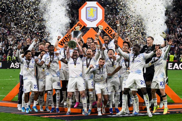 SC Freiburg v Aston Villa FC - UEFA Europa League John McGinn of Aston Villa FC lifts the trophy as teammates celebrate during the UEFA Europa League 2025 26 final football match between SC Freiburg and Aston Villa FC. Istanbul Turkey Copyright: xNicolòxCampox