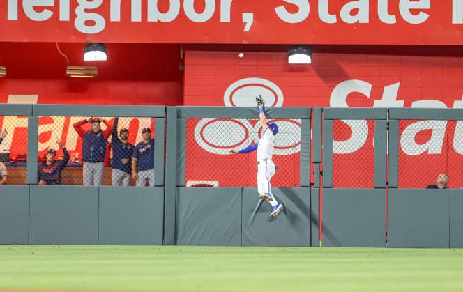 MAY 20, 2026: Kansas City Royals outfielder Isaac Collins (1) leaps at the wall but could not catch the ball in the 7th inning against the Boston Red Sox at Kauffman Stadium in Kansas City, MO. CSM MLB, Baseball Herren, USA 2026: Red Sox Vs Royals May 20  - ZUMAc04_ 20260520_zma_c04_101 Copyright: xRomanxPunox