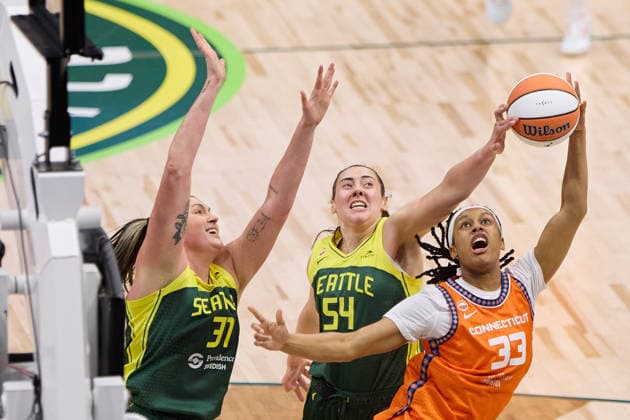 May 20, 2026, Seattle, Washington, USA: Seattle forward MACKENZIE HOLMES (54) blocks a field goal attempt by Connecticut forward NELL ANGLOMA (33) in the second quarter of the WNBA, Basketball Damen, USA match between the Seattle Storm and Connecticut Sun at Climate Pledge Arena in Seattle, Washington. Seattle USA - ZUMAd218 20260520_zsp_d218_008 Copyright: xRichardxDizonx