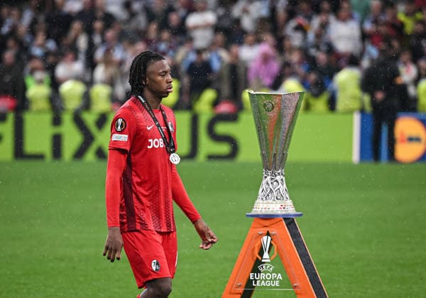 FUSSBALL EUROPA LEAGUE SAISON 2025 2026 Finale in Istanbul 21.05.2026 SC Freiburg - Aston Villa Enttaeuschnung SC Freiburg; Johan Manzambi geht am Europa League Pokal vorbei. *** FOOTBALL EUROPA LEAGUE SEASON 2025 2026 Final in Istanbul 21 05 2026 SC Freiburg Aston Villa Enttaeuschnung SC Freiburg Johan Manzambi misses out on Europa League trophy