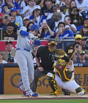 Baseball: Dodgers vs. Padres Los Angeles Dodgers two-way player Shohei Ohtani hits a solo home run in the first inning of a baseball game against the San Diego Padres at Petco Park in San Diego, California, on May 20, 2026.  A14AA0005592363P