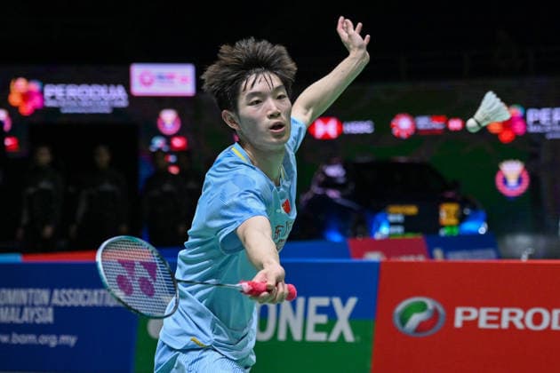 (260521) -- KUALA LUMPUR, May 21, 2026 -- Zhu Xuanchen competes during the men s singles round of 16 match between Zhu Xuanchen of China and Toma Junior Popov of France at 2026 Malaysia Masters badminton tournament in Kuala Lumpur, Malaysia, May 21, 2026. (Photo by Xinhua) (SP)MALAYSIA-KUALA LUMPUR-BADMINTON-MALAYSIA MASTERS-MEN S SINGLES ChongxVoonxChung 