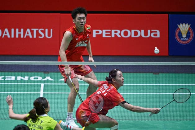 (260521) -- KUALA LUMPUR, May 21, 2026 -- Cheng Xing (top) Zhang Chi (R) compete during the mixed doubles round of 16 match between Cheng Xing Zhang Chi of China and Chan Yin Chak Ng Tsz Yau of China s Hong Kong at 2026 Malaysia Masters badminton tournament in Kuala Lumpur, Malaysia, May 21, 2026.(Photo by Chong Voon Chung Xinhua) (SP)MALAYSIA-KUALA LUMPUR-BADMINTON-MALAYSIA MASTERS-MIXED DOUBLES ChenxZeguo 