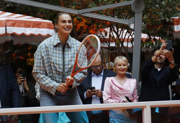 Aryna Sabalenka - Open Party ALL Accor x Roland-Garros Pour célébrer le grand tournoi, ALL Accor Programme de Fidélité et de Réservation et Le Royal Monceau - Raffles Paris se parent de la couleur iconique de Roland-Garros à Paris le 20 mai 2026. ALL Accor signe ainsi le premier rebranding d un palace parisien aux couleurs du tournoi. Marc Ausset-Lacroix Bestimage ALL Accor x Roland-Garros Open Party: To celebrate the prestigious tournament, ALL Accor Loyalty and Booking Program and Le Royal Monceau - Raffles Paris will be decked out in the iconic Roland-Garros colors in Paris on May 20, 2026. This marks the first time a Parisian luxury hotel has been rebranded in the tournament s colors. Paris France  Copyright: xMarcxAussetxLacroixx xBestimagexMarcxAussetxLacroixx xBestimagex