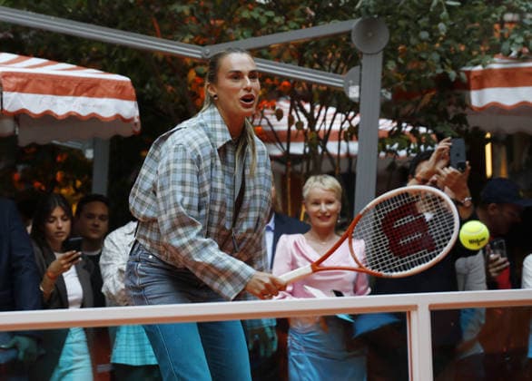 Aryna Sabalenka - Open Party ALL Accor x Roland-Garros Pour célébrer le grand tournoi, ALL Accor Programme de Fidélité et de Réservation et Le Royal Monceau - Raffles Paris se parent de la couleur iconique de Roland-Garros à Paris le 20 mai 2026. ALL Accor signe ainsi le premier rebranding d un palace parisien aux couleurs du tournoi. Marc Ausset-Lacroix Bestimage ALL Accor x Roland-Garros Open Party: To celebrate the prestigious tournament, ALL Accor Loyalty and Booking Program and Le Royal Monceau - Raffles Paris will be decked out in the iconic Roland-Garros colors in Paris on May 20, 2026. This marks the first time a Parisian luxury hotel has been rebranded in the tournament s colors. Paris France  Copyright: xMarcxAussetxLacroixx xBestimagexMarcxAussetxLacroixx xBestimagex