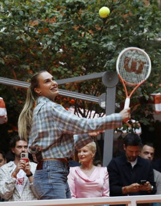 Aryna Sabalenka - Open Party ALL Accor x Roland-Garros Pour célébrer le grand tournoi, ALL Accor Programme de Fidélité et de Réservation et Le Royal Monceau - Raffles Paris se parent de la couleur iconique de Roland-Garros à Paris le 20 mai 2026. ALL Accor signe ainsi le premier rebranding d un palace parisien aux couleurs du tournoi. Marc Ausset-Lacroix Bestimage ALL Accor x Roland-Garros Open Party: To celebrate the prestigious tournament, ALL Accor Loyalty and Booking Program and Le Royal Monceau - Raffles Paris will be decked out in the iconic Roland-Garros colors in Paris on May 20, 2026. This marks the first time a Parisian luxury hotel has been rebranded in the tournament s colors. Paris France  Copyright: xMarcxAussetxLacroixx xBestimagexMarcxAussetxLacroixx xBestimagex