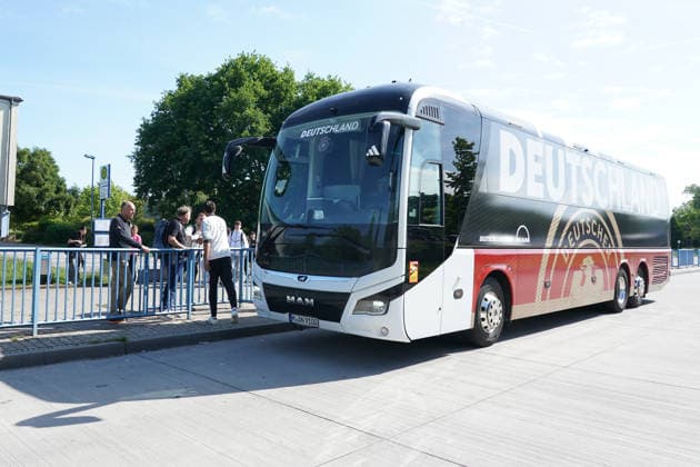The soccer team from Martin Buber Schule Groß Gerau has won a tour of the campus and participation in the World Cup squad announcement in the DFB Year of School campaign and will be picked up by the national team bus Frankfurt 21 05 2026 World Cup squad announcement of the national team, DFB Campus