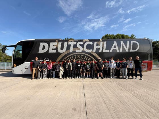 Football club at Martin-Buber Schule Groß-Gerau receives guided tour of DFB Campus