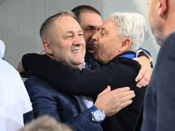Mihai Rotaru, Ovidiu Costesin and Sorin Cartu congratulate after the match between Universitatea Craiova and Universitatea Cluj, counting for the Superbet Super League Play off, played at the Ion Oblemenco Stadium in Craiova, Sunday, May 17, 2026 Craiova Copyright: xRazvanxPasarica SPORTxPICTURESx