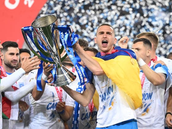 Oleksandr Romanchuk enjoys the trophy at the awards ceremony after the match between Universitatea Craiova and Universitatea Cluj, Superbet Super League Super League Play off, played at the Ion Oblemenco Stadium in Craiova, Sunday, May 17, 2026 Craiova Copyright: xRazvanxPasarica SPORTxPICTURESx