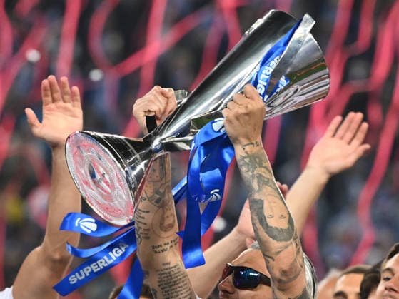 The trophy in the tattooed hands of Vasile Mogos at the awards ceremony after the match between Universitatea Craiova and Universitatea Cluj, counting for the Superbet Super League Play off, held at the Ion Oblemenco Stadium in Craiova, Sunday, May 17, 2026 Craiova Copyright: xRazvanxPasarica SPORTxPICTURESx