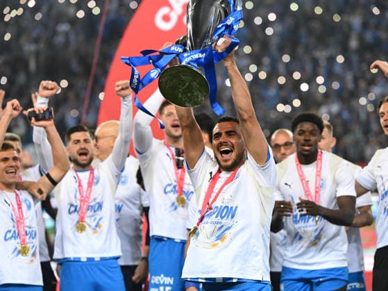 Screciu Vladimir IonuÈ enjoys the trophy after the match between Universitatea Craiova and Universitatea Cluj, counting for the Superbet Super League Super League Play off, played at the Ion Oblemenco Stadium in Craiova, Sunday, May 17, 2026 Craiova Copyright: xRazvanxPasarica SPORTxPICTURESx