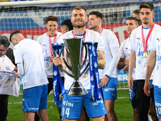 Alexandru Cretu poses next to the newly won trophy after the match between Universitatea Craiova and Universitatea Cluj, counting for the Superbet Super League Play off, played at the Ion Oblemenco Stadium in Craiova, Sunday, May 17, 2026 Craiova Copyright: xRazvanxPasarica SPORTxPICTURESx