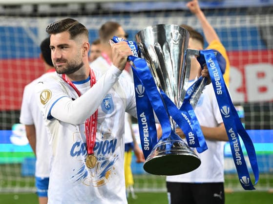 Florin Bogdan Stefan poses next to the newly won trophy after the match between Universitatea Craiova and Universitatea Cluj, counting for the Superbet Super League Play off, played at the Ion Oblemenco Stadium in Craiova, Sunday, May 17, 2026 Craiova Copyright: xRazvanxPasarica SPORTxPICTURESx