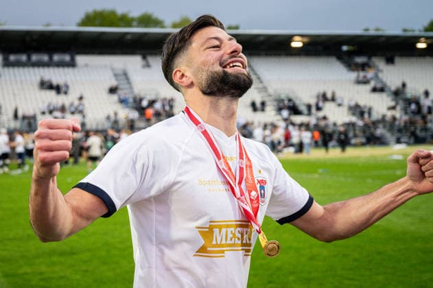 Fußball, Aarhus GF ist Meister in Dänemark Aarhus GF win the 3F Superliga 2025-2026, Aarhus, Denmark Aarhus, Denmark. 17th, May 2026. Kevin Yakob of AGF seen in celebration as winner of the 3F Superliga 2025-2026 after the match between Aarhus GF and Viborg FF at Ceres Park in Aarhus. Denmark, Aarhus  Copyright: xGonzalesxPhoto MortenxKjaerx
