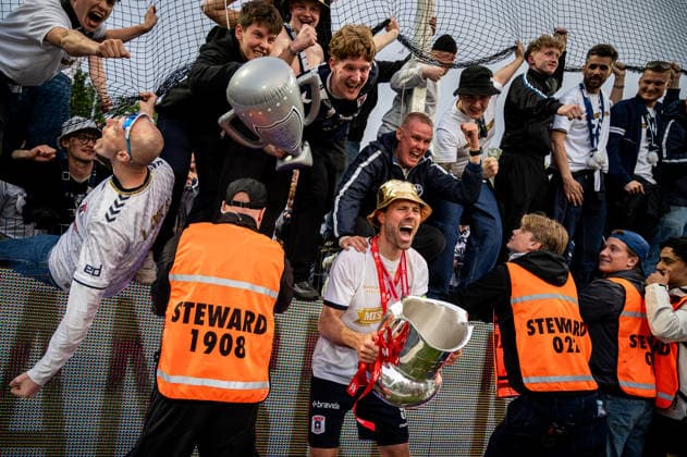 Fußball, Aarhus GF ist Meister in Dänemark Aarhus GF win the 3F Superliga 2025-2026, Aarhus, Denmark Aarhus, Denmark. 17th, May 2026. Patrick Mortensen of AGF seen in celebration with the fans as winner of the 3F Superliga 2025-2026 after the match between Aarhus GF and Viborg FF at Ceres Park in Aarhus. Denmark, Aarhus  Copyright: xGonzalesxPhoto MortenxKjaerx
