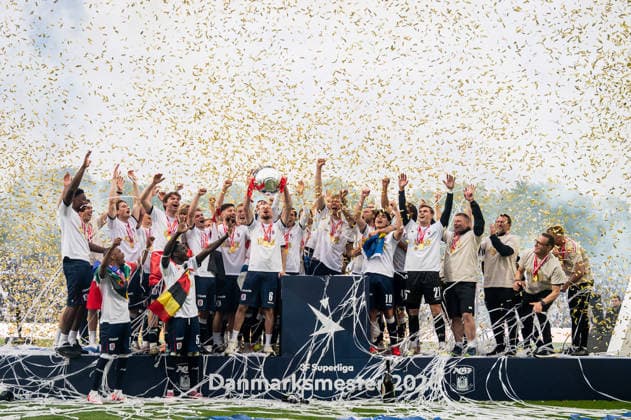 Fußball, Aarhus GF ist Meister in Dänemark Aarhus GF win the 3F Superliga 2025-2026, Aarhus, Denmark Aarhus, Denmark. 17th, May 2026. Nicolai Poulsen and the players of AGF can raise the trophy as winners of the 2025-2026 3F Superliga after the match between Aarhus GF and Viborg FF at Ceres Park in Aarhus. Denmark, Aarhus  Copyright: xGonzalesxPhoto MortenxKjaerx