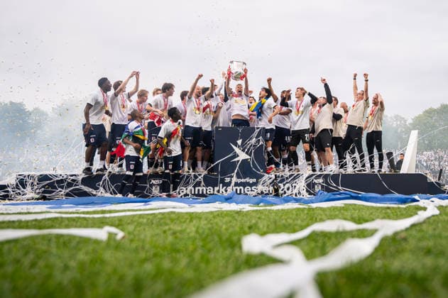 Fußball, Aarhus GF ist Meister in Dänemark Aarhus GF win the 3F Superliga 2025-2026, Aarhus, Denmark Aarhus, Denmark. 17th, May 2026. Frederik Tingager and the players of AGF can raise the trophy as winners of the 2025-2026 3F Superliga after the match between Aarhus GF and Viborg FF at Ceres Park in Aarhus. Denmark, Aarhus  Copyright: xGonzalesxPhoto MortenxKjaerx