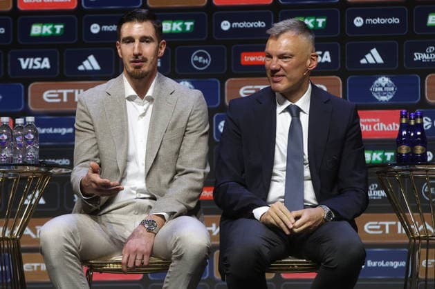 EuroLeague Final Four press conference, PK, Pressekonferenz held in Athens ahead of tournament ATHENS, GREECE - MAY 21: Fenerbahce Beko Head Coach Sarunas Jasikevicius (R) and player Nando de Colo (L) attend the pre-tournament press conference ahead of the EuroLeague Final Four at the Onassis Foundation in Athens, Greece, on May 21, 2026. The official media event brought together the head coaches and players from the participating teams—defending champions Fenerbahce Beko, Olympiacos, Real Madrid, and Valencia Basket—ahead of the championship battles. Ayhan Mehmet Anadolu Athens Greece. Editorial use only. Please get in touch for any other usage.  Copyright: x2026xAnadoluxAyhanxMehmetx