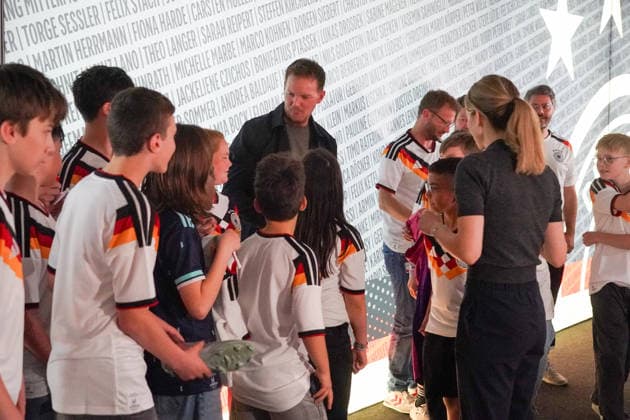 National coach Julian Nagelsmann Germany signs autographs for the winners of the school campaign at the World Cup squad announcement at the DFB Campus Frankfurt 21 05 2026 World Cup squad announcement of the national team, DFB Campus
