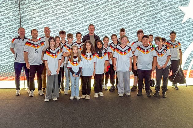 National coach Julian Nagelsmann Germany signs autographs at the World Cup squad announcement at the DFB Campus and takes a picture with a winner of the school campaign, Martin Buber Schule Groß Gerau Frankfurt 21 05 2026 World Cup squad announcement of the national team, DFB Campus