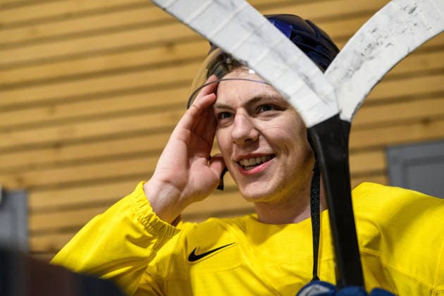 260521 Jack Berglund of Sweden in the mixed zone after a practice session during the 2026 IIHF Ice Hockey World Championship on May 21, 2026 in Fribourg Photo Jesper Zerman BILDBYRAN kod JZ JZ0723 ishockey ice hockey ishockey vm 2026 vm 2026 iihf world championship träning practice sverige sweden day 7 bbeng  Copyright: JESPERxZERMAN BB260521JZ002