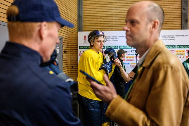 260521 Jack Berglund of Sweden in the mixed zone after a practice session during the 2026 IIHF Ice Hockey World Championship on May 21, 2026 in Fribourg Photo Jesper Zerman BILDBYRAN kod JZ JZ0723 ishockey ice hockey ishockey vm 2026 vm 2026 iihf world championship träning practice sverige sweden day 7 bbeng  Copyright: JESPERxZERMAN BB260521JZ008