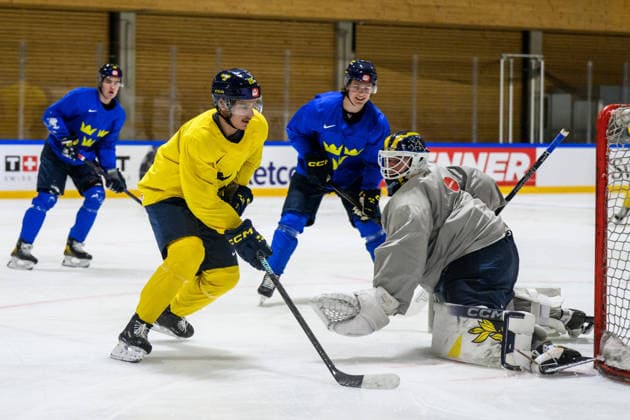 260521 AndrÃ Petersson, Ivar Stenberg and goaltender Love Härenstam of Sweden at a practice session during the 2026 IIHF Ice Hockey World Championship on May 21, 2026 in Fribourg Photo Jesper Zerman BILDBYRAN kod JZ JZ0723 ishockey ice hockey ishockey vm 2026 vm 2026 iihf world championship träning practice sverige sweden day 7 bbeng  Copyright: JESPERxZERMAN BB260521JZ023