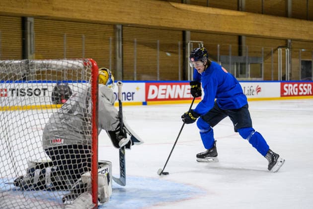260521 Ivar Stenberg of Sweden at a practice session during the 2026 IIHF Ice Hockey World Championship on May 21, 2026 in Fribourg Photo Jesper Zerman BILDBYRAN kod JZ JZ0723 ishockey ice hockey ishockey vm 2026 vm 2026 iihf world championship träning practice sverige sweden day 7 bbeng  Copyright: JESPERxZERMAN BB260521JZ027