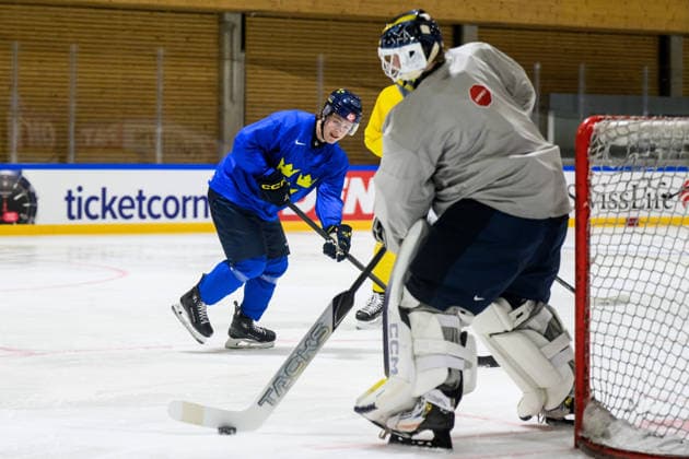 260521 Ivar Stenberg of Sweden at a practice session during the 2026 IIHF Ice Hockey World Championship on May 21, 2026 in Fribourg Photo Jesper Zerman BILDBYRAN kod JZ JZ0723 ishockey ice hockey ishockey vm 2026 vm 2026 iihf world championship träning practice sverige sweden day 7 bbeng  Copyright: JESPERxZERMAN BB260521JZ053
