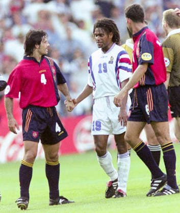 960615 Football, UEFA EURO, EM, Europameisterschaft,Fussball 1996 (England), Group B, France - Spain 1-1: Christian Karembeu of France (C) greets Rafael Alkorta and Hierro of Spain after the game. Photo: BILDBYRAN M023_07 960615frasp 960615 dia bbeng em em96 em 96 em 1996 em1996 fotboll football soccer france v spain frankrike spanien euro uefa euro 1996 euro1996 euro96 european championships europamästerskap elland road leeds june 15 1996 *** 960615 Football, Uefa EURO 1996 England , Group B, France Spain 1 1 Christian Karembeu of France C greets Rafael Alkorta and Hierro of Spain after the game Photo BILDBYRAN M023 07 960615frasp 960615 dia bbeng em em96 em 96 em 1996 em1996 football soccer soccer france v spain france spain euro uefa euro 1996 euro1996 euro96 european championships european championships elland road leeds june 15 1996  Copyright: BILDBYRAN BB960615BB154