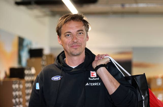 DSV Sommereinkleidung 2026 Here in the picture Andreas Mitter, national coach ski jumping men at the interview, head, portrait, with shopping bag on the shoulder, ski jumping, ski jumper, ski jumping, winter sports