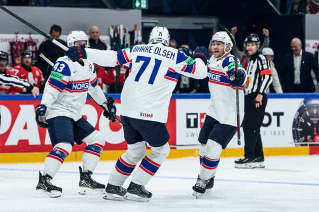 260521 Eskild Bakke Olsen, Max Krogdahl and Christian Kasastul of Norway celebrates after 0 1 during the 2026 IIHF Ice Hockey World Championship between Canada and Norway on May 21, 2026 in Fribourg Photo Jesper Zerman BILDBYRAN kod JZ JZ0724 ishockey ice hockey ishockey vm 2026 vm 2026 iihf world championship kanada canada norge norway canada kanada bbeng jubel norge norway celebrates  Copyright: JESPERxZERMAN BB260521JZ067