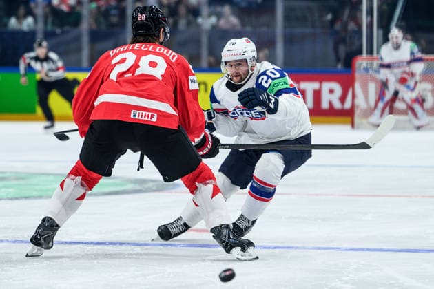 260521 Zach Whitecloud of Canada and Emilio Pettersen of Norway during the 2026 IIHF Ice Hockey World Championship between Canada and Norway on May 21, 2026 in Fribourg Photo Jesper Zerman BILDBYRAN kod JZ JZ0724 ishockey ice hockey ishockey vm 2026 vm 2026 iihf world championship kanada canada norge norway canada kanada bbeng norge norway  Copyright: JESPERxZERMAN BB260521JZ069