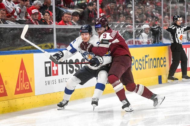 ZURICH, SWITZERLAND MAY 21 Aatu Raty of Finland and Renars Krastenbergs of Latvia in a battle along the boards during the 2026 IIHF Ice Hockey World Championship Switzerland game between Latvia and Finland at Swiss Life Arena on May 21, 2026 in Zurich, Zurich Zurich Swiss Life Arena Zurich Switzerland Copyright: xJustPictures.ch AndreaxBrancax jp-en-EuSpIm-JP7_ANB_Lat_Fin_21052026_9692