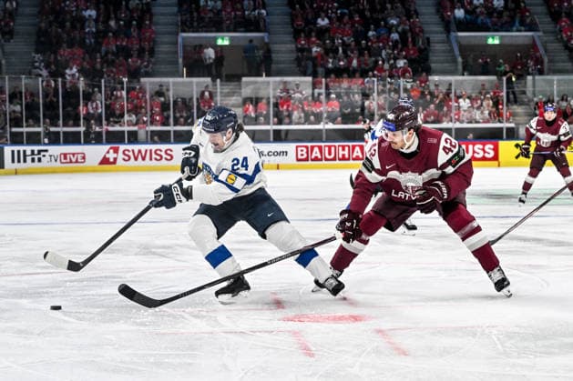 ZURICH, SWITZERLAND MAY 21 Hannes Bjorninen of Finland protects the puck from Miks Tumanovs of Latvia during the 2026 IIHF Ice Hockey World Championship Switzerland game between Latvia and Finland at Swiss Life Arena on May 21, 2026 in Zurich, Zurich Zurich Swiss Life Arena Zurich Switzerland Copyright: xJustPictures.ch AndreaxBrancax jp-en-EuSpIm-JP7_ANB_Lat_Fin_21052026_9730