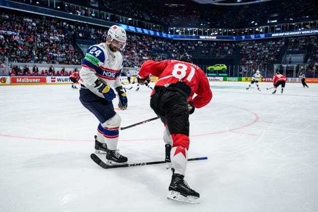 260521 Jacob Berglund of Norway and Dylan Holloway of Canada during the 2026 IIHF Ice Hockey World Championship between Canada and Norway on May 21, 2026 in Fribourg Photo Jesper Zerman BILDBYRAN kod JZ JZ0724 ishockey ice hockey ishockey vm 2026 vm 2026 iihf world championship kanada canada norge norway canada kanada bbeng norge norway  Copyright: JESPERxZERMAN BB260521JZ071