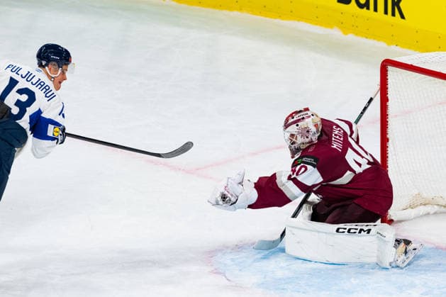 ZURICH, SWITZERLAND - MAY 21: Mareks Mitens (Latvia, 40) caching the puck from Jesse Puljujaervi (Finland, 13) during the Preliminary Round - Group A Match 29 between Latvia and Finland at the IIHF Ice hockey, Eishockey World Championship, WM, Weltmeisterschaft 2026, Swiss Life Arena on May 21, 2026 in Zurich, Switzerland. Zurich Switzerland Copyright: xTimoxSteinx