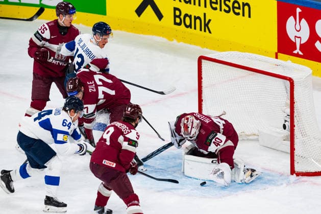 ZURICH, SWITZERLAND - MAY 21: Mareks Mitens (Latvia, 40) gets the puck from Mikael Granlund (Finland, 64) during the Preliminary Round - Group A Match 29 between Latvia and Finland at the IIHF Ice hockey, Eishockey World Championship, WM, Weltmeisterschaft 2026, Swiss Life Arena on May 21, 2026 in Zurich, Switzerland. Zurich Switzerland Copyright: xTimoxSteinx
