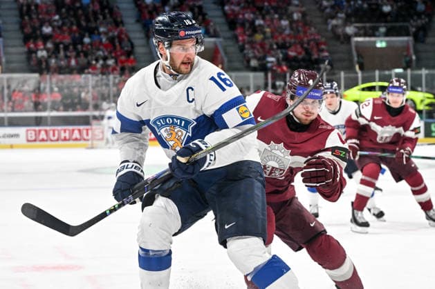 ZURICH, SWITZERLAND MAY 21 Aleksander Barkov of Finland chased by Kristofers Bindulis of Latvia during the 2026 IIHF Ice Hockey World Championship Switzerland game between Latvia and Finland at Swiss Life Arena on May 21, 2026 in Zurich, Zurich Zurich Swiss Life Arena Zurich Switzerland Copyright: xJustPictures.ch AndreaxBrancax jp-en-EuSpIm-JP7_ANB_Lat_Fin_21052026_0093