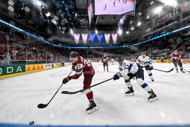 ZURICH, SWITZERLAND MAY 21 Oskars Lapinskis of Latvia and Aleksander Barkov of Finland in a battle for the puck along the boards during the 2026 IIHF Ice Hockey World Championship Switzerland game between Latvia and Finland at Swiss Life Arena on May 21, 2026 in Zurich, Zurich Zurich Swiss Life Arena Zurich Switzerland Switzerland Copyright: xJustPictures.ch AndreaxBrancax jp-en-EuSpIm-JP7_ANB_Lat_Fin_21052026_8703