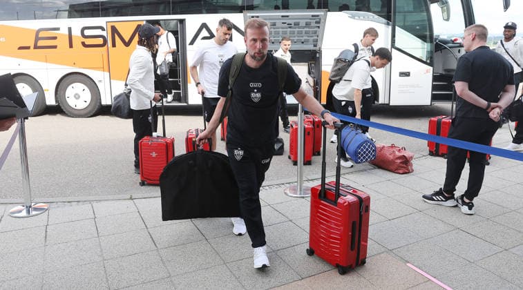 Football, DFB Cup final, VfB Stuttgart before departure to Berlin